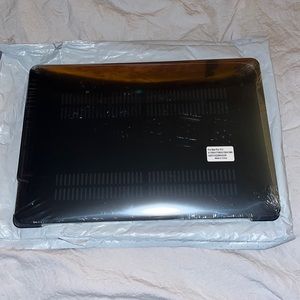 NWOT PRO 13.3 LAPTOP CASE/ SKIN
